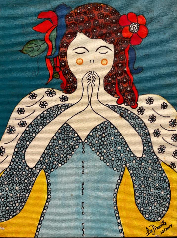 Ariane, Meditadora: mulher de olhos fechados e mãos unidas diante do rosto, sobre fundo azul